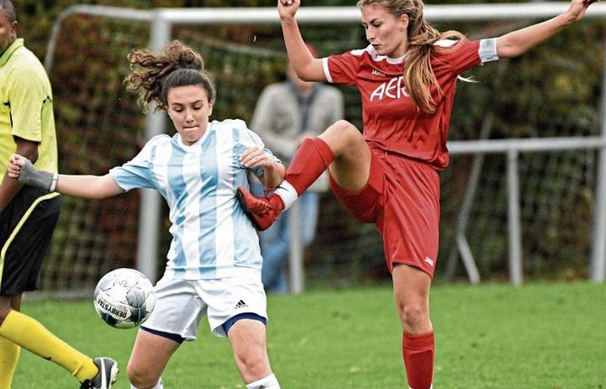 Etwas nach gefährlichen Spiel sieht es aus, wie Horrheims Kerstin Englert den Ball gegen Oßweils Lisa Holzer erobert. Foto: Leitner
