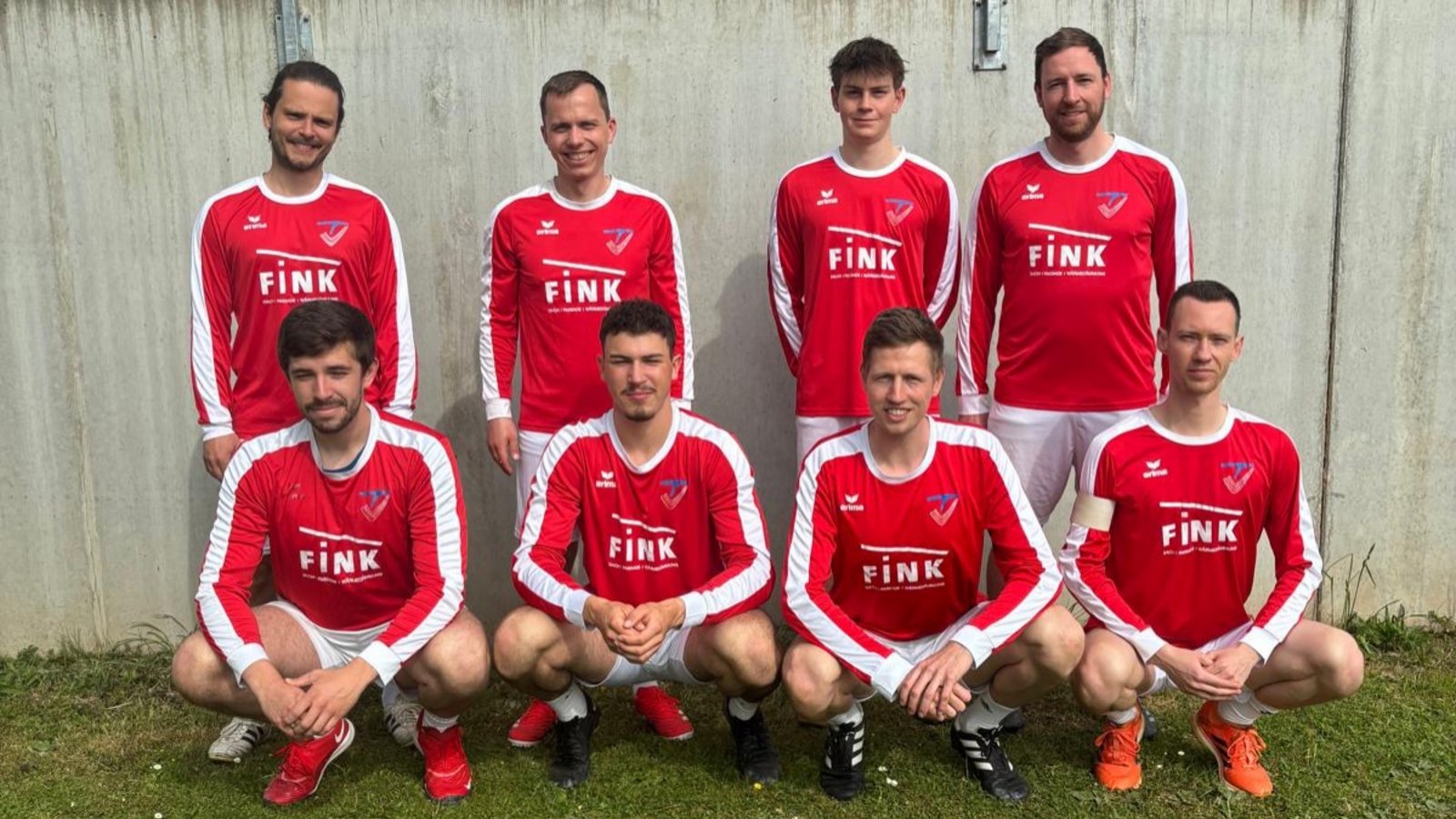 Lars Thormeyer (hinten von links), Alexander Perleß, Lukas Bengsch, Felix Schindler, Luca Modenese (vorne von links), Janis Keller, Jan Bontrup, Pirmin Neuberger haben sich mit dem TV Vaihingen II die Meisterschaft in der Schwabenliga gesichert. Foto: privat Lars Thormeyer (hinten von links), Alexander Perleß, Lukas Bengsch, Felix Schindler, Luca Modenese (vorne von links), Janis Keller, Jan Bontrup, Pirmin Neuberger haben sich mit dem TV Vaihingen II die Meisterschaft in der Schwabenliga gesichert. Foto: privat