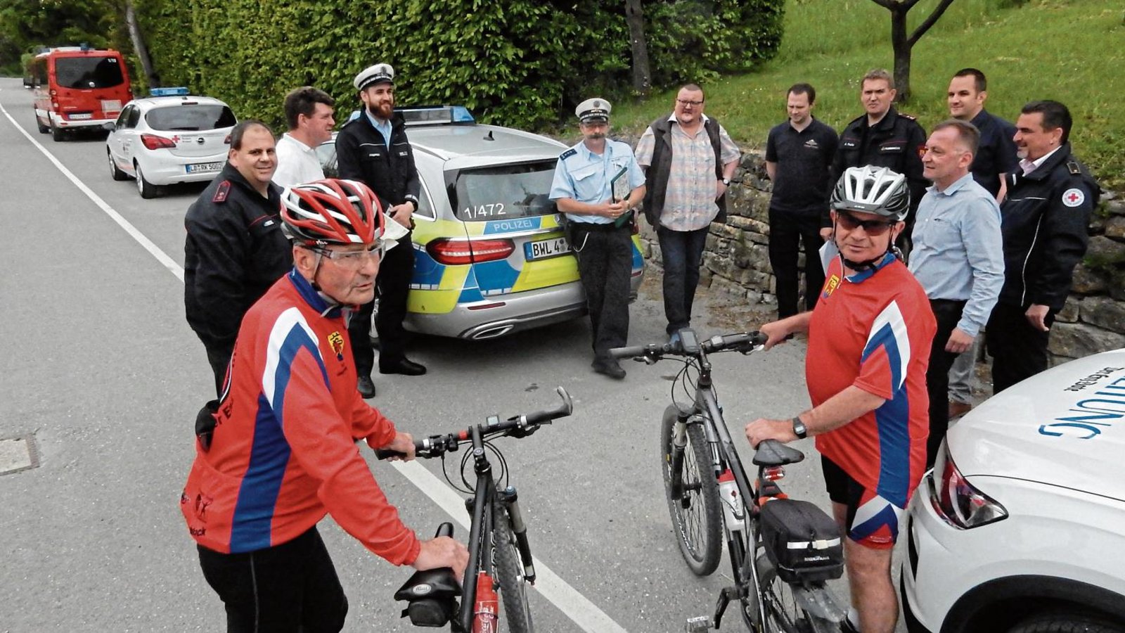 Wo brauchen wir die Feuerwehr, wo sichert die Polizei? Besprechung der S-VKZ-Tour zwischen der Seemühle und Roßwag. Fotos: Arning