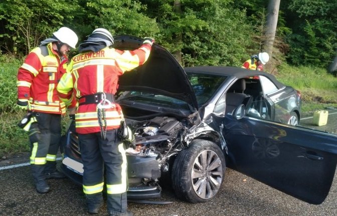 Die Landesstraße ist nach dem Unfall für mehrere Stunden gesperrt. Foto: Feuerwehr