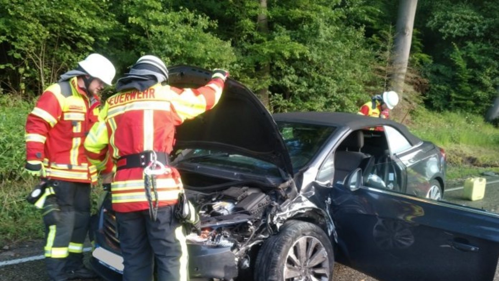 Die Landesstraße ist nach dem Unfall für mehrere Stunden gesperrt. Foto: Feuerwehr Die Landesstraße ist nach dem Unfall für mehrere Stunden gesperrt. Foto: Feuerwehr