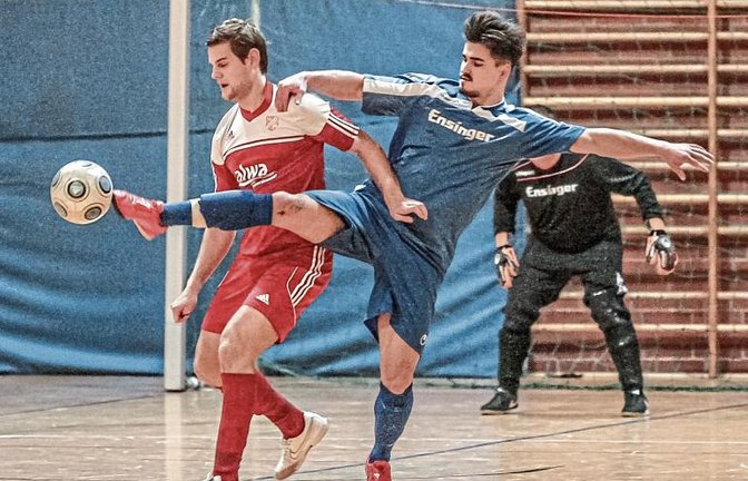 Waldemar Grinko (rechts) und der FC Gündelbach kämpfen an diesem Samstag in Großsachsenheim wieder um den Neujahrs-Cup. Foto: Simecek