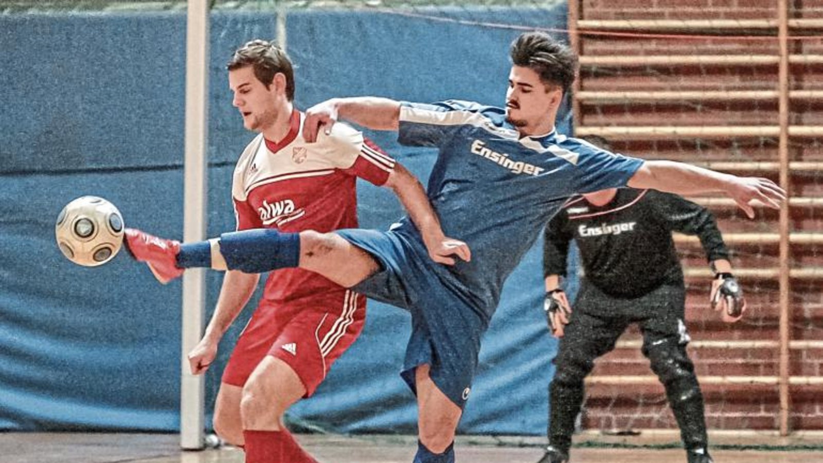 Waldemar Grinko (rechts) und der FC Gündelbach kämpfen an diesem Samstag in Großsachsenheim wieder um den Neujahrs-Cup. Foto: Simecek Waldemar Grinko (rechts) und der FC Gündelbach kämpfen an diesem Samstag in Großsachsenheim wieder um den Neujahrs-Cup. Foto: Simecek