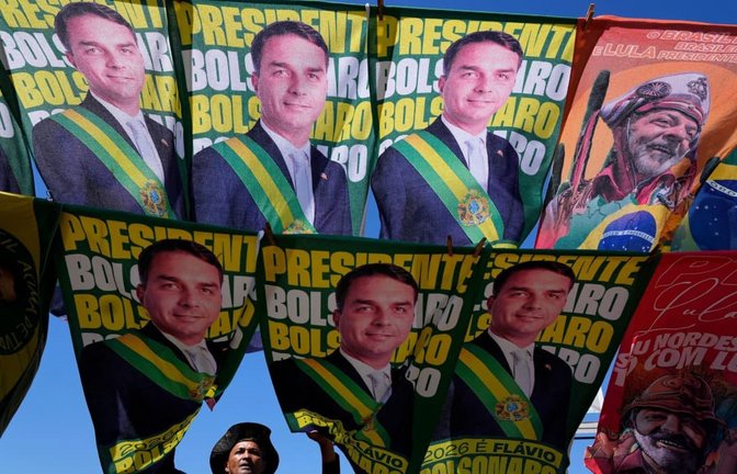 Ein Straßenhändler verkauft Wahlkampf-Fahnen der Präsidentschaftskandidaten Bolsonaro und des amtierenden Präsidenten Lula da Silva, der sich um eine Wiederwahl bewirbt. (zu dpa: «Verdacht auf ausländische Wahlkampfhilfe für Bolsonaro-Sohn»)<span class='image-autor'>Eraldo Peres/AP/dpa</span>