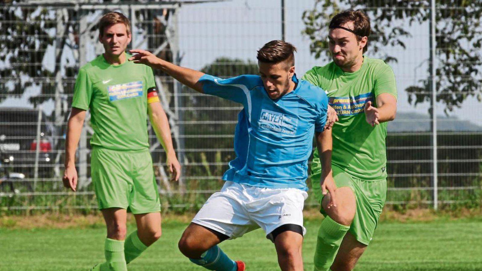 Nikola Ristomanov (Mitte) ist als hängende Spitze Dreh- und Angelpunkt im Offensivspiel der Nussdorfer. Foto: Nachreiner Nikola Ristomanov (Mitte) ist als hängende Spitze Dreh- und Angelpunkt im Offensivspiel der Nussdorfer. Foto: Nachreiner