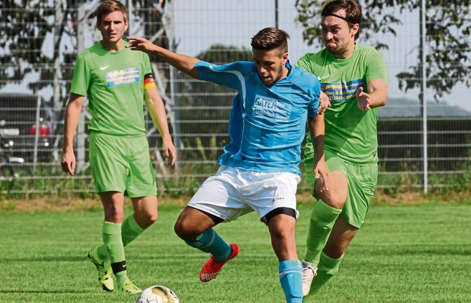 Nikola Ristomanov (Mitte) ist als hängende Spitze Dreh- und Angelpunkt im Offensivspiel der Nussdorfer. Foto: Nachreiner