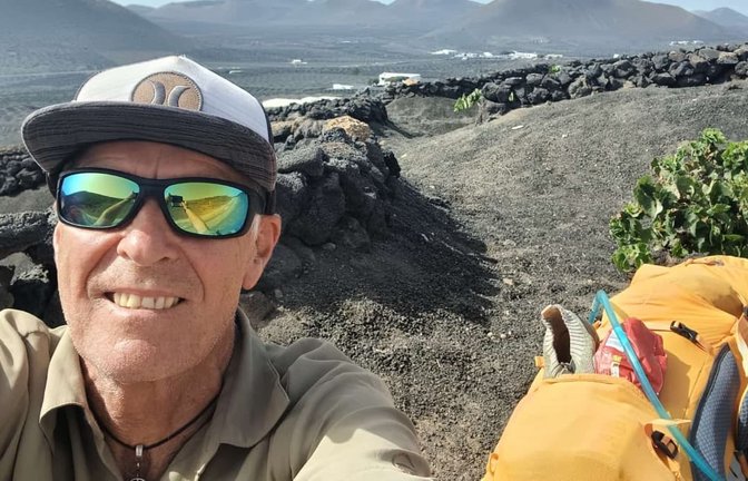 Ein Lächeln trotz des 20-Kilo-Gepäcks auf dem Rücken: Harald Kümmel kommt bei seinem Kanaren-Abenteuer relativ gut voran.<span class='image-autor'>privat</span>