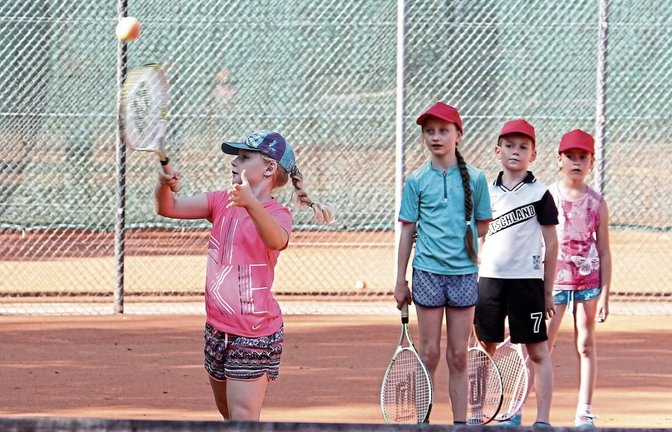 Jeder kommt an die Reihe. Beim TSC Vaihingen lernen Kinder im Sommerferienprogramm, wie der Ball übers Netz gespielt wird.  Foto: Küppers