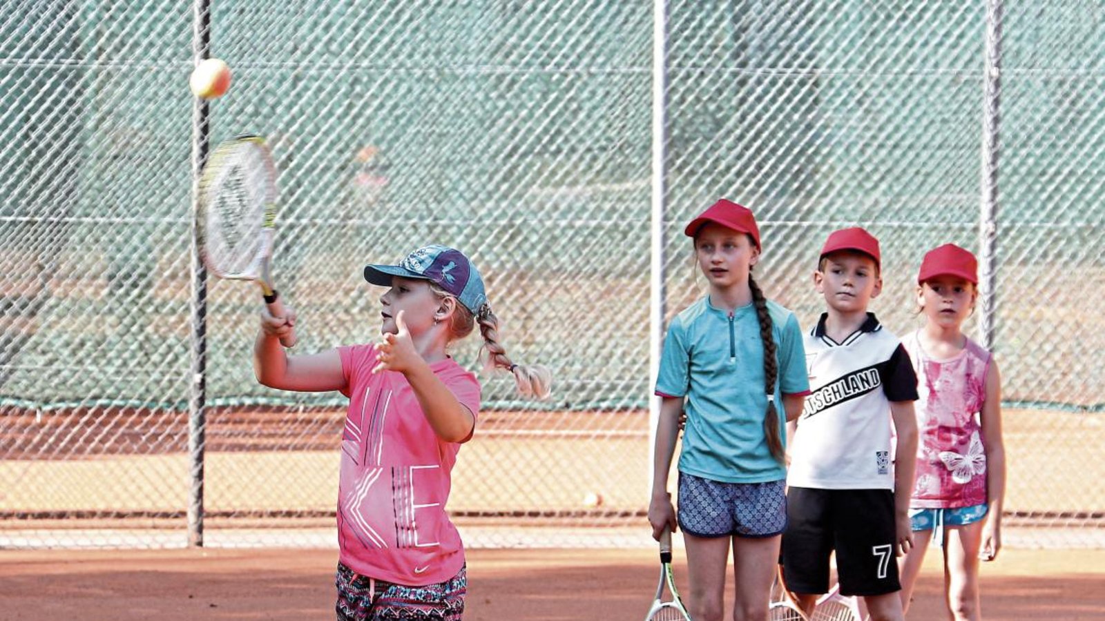 Jeder kommt an die Reihe. Beim TSC Vaihingen lernen Kinder im Sommerferienprogramm, wie der Ball übers Netz gespielt wird.  Foto: Küppers