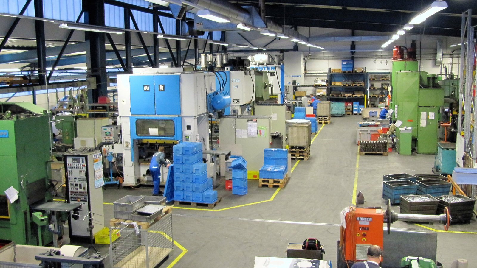 Im produzierenden Gewerbe werden laut Statistik mehr Arbeitsstunden geleistet als im Dienstleistungsbereich. Symbolbild: p Im produzierenden Gewerbe werden laut Statistik mehr Arbeitsstunden geleistet als im Dienstleistungsbereich. Symbolbild: p