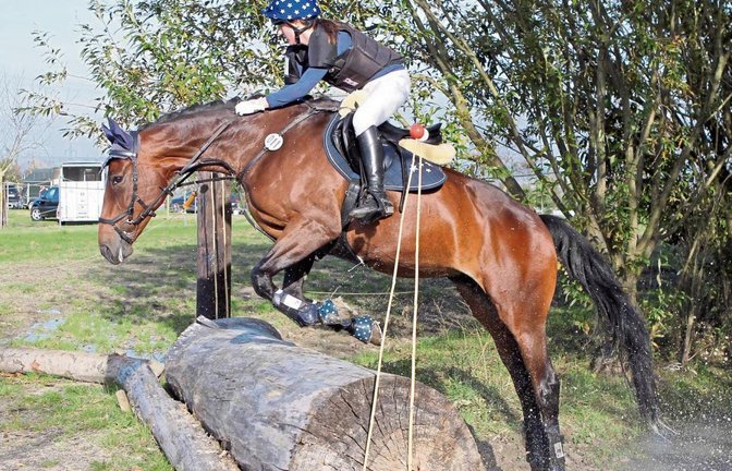 Lena Weeber (RFZV Nussdorf) meistert auf ihrem Pferd Blif bi mi den Silgeländeritt der Klasse A perfekt. Foto: Bürkle