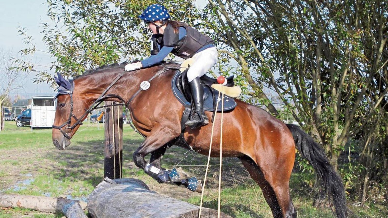 Lena Weeber (RFZV Nussdorf) meistert auf ihrem Pferd Blif bi mi den Silgeländeritt der Klasse A perfekt. Foto: Bürkle Lena Weeber (RFZV Nussdorf) meistert auf ihrem Pferd Blif bi mi den Silgeländeritt der Klasse A perfekt. Foto: Bürkle