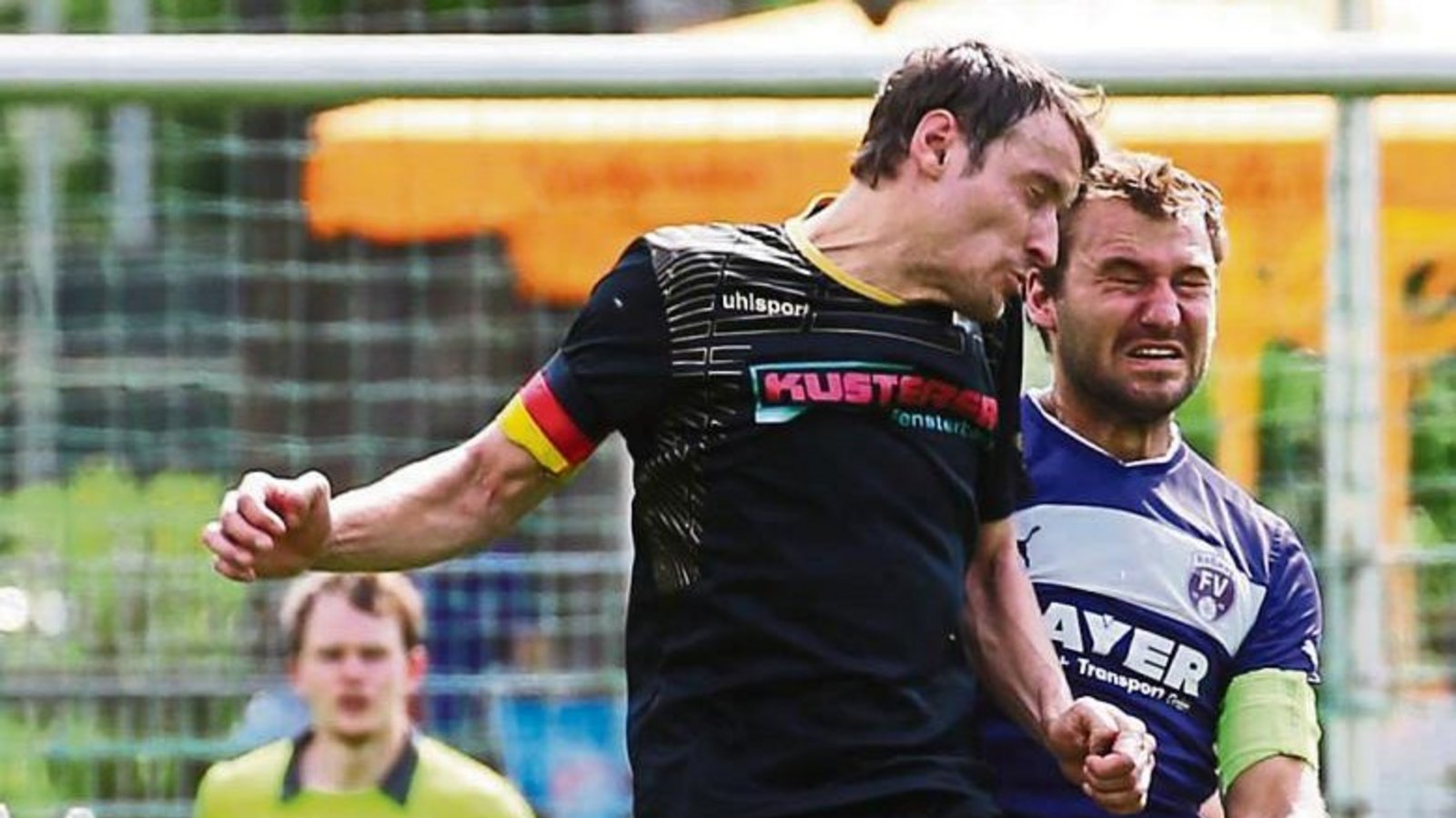 FVR-Kapitän Christian Boochs (rechts) im Kopfballduell mit Tony Schreiber, dem Kapitän des TSV Kleinsachsenheim. Roßwags Torwart Patrick Schmidt ist da gerade mal arbeitslos. Foto: Küppers FVR-Kapitän Christian Boochs (rechts) im Kopfballduell mit Tony Schreiber, dem Kapitän des TSV Kleinsachsenheim. Roßwags Torwart Patrick Schmidt ist da gerade mal arbeitslos. Foto: Küppers