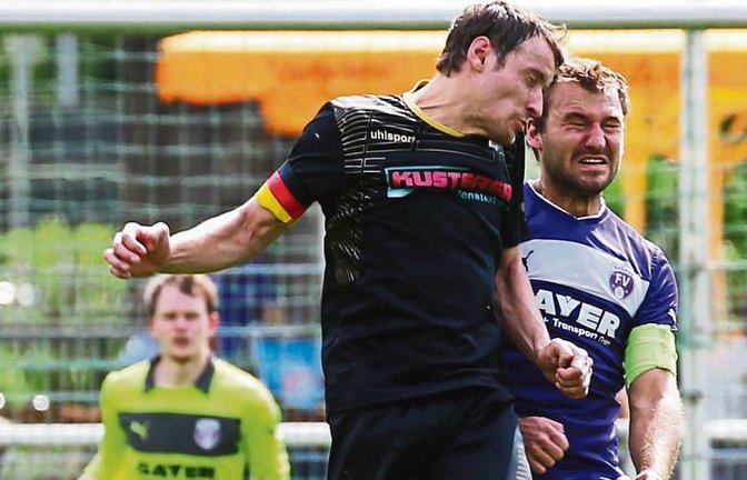 FVR-Kapitän Christian Boochs (rechts) im Kopfballduell mit Tony Schreiber, dem Kapitän des TSV Kleinsachsenheim. Roßwags Torwart Patrick Schmidt ist da gerade mal arbeitslos. Foto: Küppers