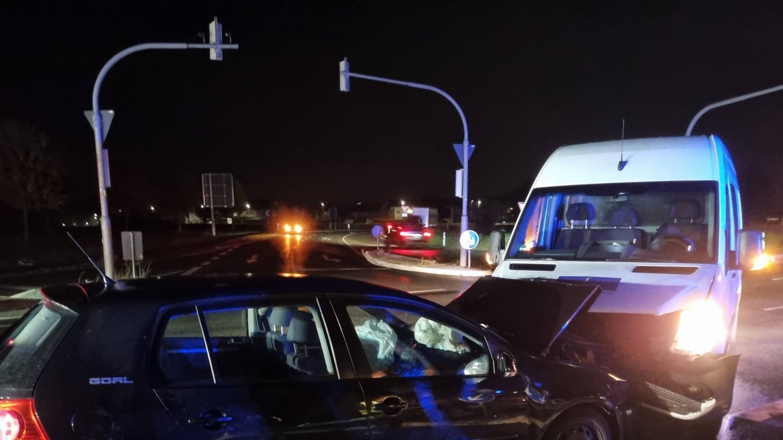 Am Donnerstagabend ereignete sich gegen 22.30 Uhr auf der Kreuzung Landstraße 1141/Landstraße 1125 bei Sachsenheim ein Verkehrsunfall zwischen einem VW Golf und einem Mercedes Sprinter. Der 20-jährige Fahrer des Sprinters fuhr zuvor von Bietigheim-Bissingen kommend in Richtung Vaihingen und wollte auf der Kreuzung links nach Unterriexingen abbiegen. Gleichzeitig kam der 33-jährige Fahrer des Golfs von Vaihingen und überfuhr die Kreuzung in Richtung Bietigheim-Bissingen, wobei es zur Kollision kam, so die Polizei. Die beiden Fahrzeugführer und die 24-jährige Beifahrerin des Golfs erlitten hierbei leichte Verletzungen. Beide Fahrzeuge mussten abgeschleppt und die Unfallstelle von der Straßenmeisterei Vaihingen gereinigt werden. Der entstandene S chaden beträgt circa 50 000 Euro. Foto: 7aktuell Am Donnerstagabend ereignete sich gegen 22.30 Uhr auf der Kreuzung Landstraße 1141/Landstraße 1125 bei Sachsenheim ein Verkehrsunfall zwischen einem VW Golf und einem Mercedes Sprinter. Der 20-jährige Fahrer des Sprinters fuhr zuvor von Bietigheim-Bissingen kommend in Richtung Vaihingen und wollte auf der Kreuzung links nach Unterriexingen abbiegen. Gleichzeitig kam der 33-jährige Fahrer des Golfs von Vaihingen und überfuhr die Kreuzung in Richtung Bietigheim-Bissingen, wobei es zur Kollision kam, so die Polizei. Die beiden Fahrzeugführer und die 24-jährige Beifahrerin des Golfs erlitten hierbei leichte Verletzungen. Beide Fahrzeuge mussten abgeschleppt und die Unfallstelle von der Straßenmeisterei Vaihingen gereinigt werden. Der entstandene S chaden beträgt circa 50 000 Euro. Foto: 7aktuell