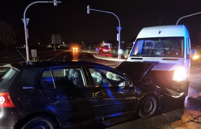 Am Donnerstagabend ereignete sich gegen 22.30 Uhr auf der Kreuzung Landstraße 1141/Landstraße 1125 bei Sachsenheim ein Verkehrsunfall zwischen einem VW Golf und einem Mercedes Sprinter. Der 20-jährige Fahrer des Sprinters fuhr zuvor von Bietigheim-Bissingen kommend in Richtung Vaihingen und wollte auf der Kreuzung links nach Unterriexingen abbiegen. Gleichzeitig kam der 33-jährige Fahrer des Golfs von Vaihingen und überfuhr die Kreuzung in Richtung Bietigheim-Bissingen, wobei es zur Kollision kam, so die Polizei. Die beiden Fahrzeugführer und die 24-jährige Beifahrerin des Golfs erlitten hierbei leichte Verletzungen. Beide Fahrzeuge mussten abgeschleppt und die Unfallstelle von der Straßenmeisterei Vaihingen gereinigt werden. Der entstandene S chaden beträgt circa 50 000 Euro. <span class='image-autor'>Foto: 7aktuell</span>