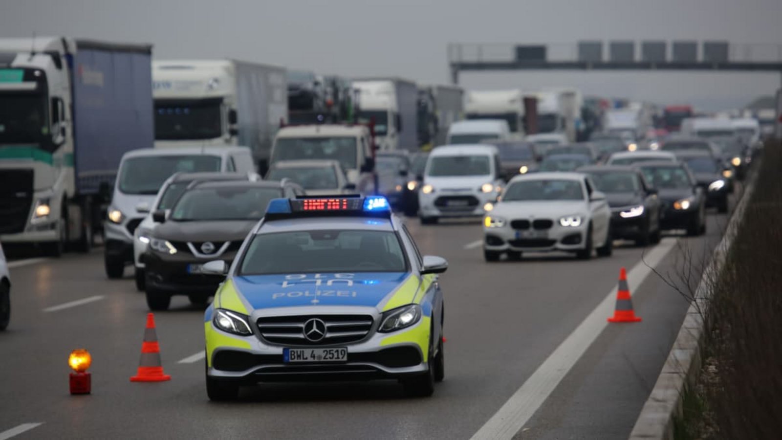 Auf der Autobahn 8 sind mehrere Autos zusammengestoßen – Vollsperrung in Richtung München und ein kilometerlanger Stau sind die Folge. (Symbolbild)Ralf Zwiebler Auf der Autobahn 8 sind mehrere Autos zusammengestoßen – Vollsperrung in Richtung München und ein kilometerlanger Stau sind die Folge. (Symbolbild)Ralf Zwiebler