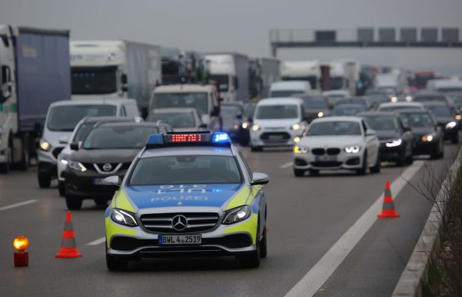 Auf der Autobahn 8 sind mehrere Autos zusammengestoßen – Vollsperrung in Richtung München und ein kilometerlanger Stau sind die Folge. (Symbolbild)<span class='image-autor'>Ralf Zwiebler</span>