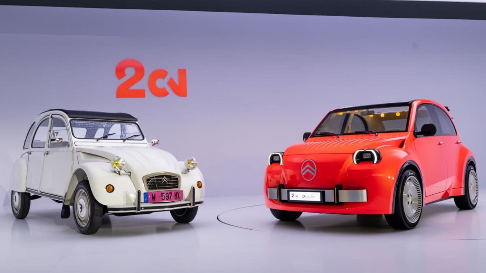 Retro fürs elektrische Zeitalter: Faltdach und Revolverschaltung erinnern bei Citroëns neuer 2CV-Studie (rechts) an die alte Ente (links).Clément Choulot/Citroën/dpa-tmn Retro fürs elektrische Zeitalter: Faltdach und Revolverschaltung erinnern bei Citroëns neuer 2CV-Studie (rechts) an die alte Ente (links).Clément Choulot/Citroën/dpa-tmn