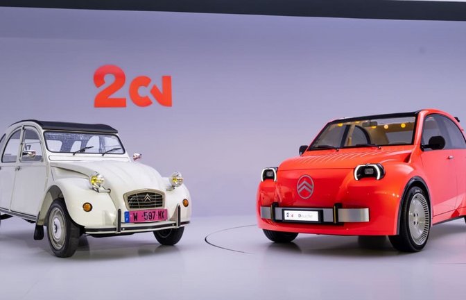 Retro fürs elektrische Zeitalter: Faltdach und Revolverschaltung erinnern bei Citroëns neuer 2CV-Studie (rechts) an die alte Ente (links).<span class='image-autor'>Clément Choulot/Citroën/dpa-tmn</span>