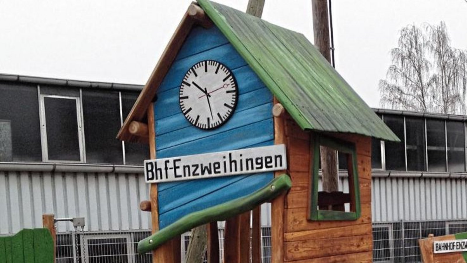 Es gibt jetzt auch einen Bahnhof in Enzweihingen, teilt uns Friedbert Rößler zu seinem Foto mit. Das wüssten aber nur wenige, schreibt er augenzwinkernd.