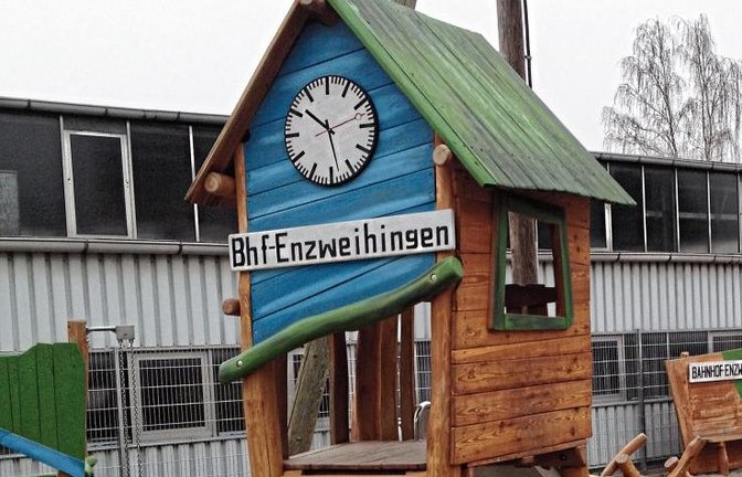 Es gibt jetzt auch einen Bahnhof in Enzweihingen, teilt uns Friedbert Rößler zu seinem Foto mit. Das wüssten aber nur wenige, schreibt er augenzwinkernd.
