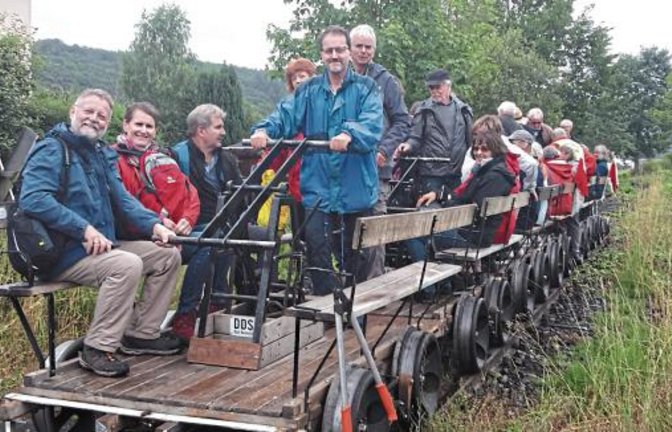 Die Sänger aus Hohenhaslach bei der Draisinenfahrt von Kettenbach nach Oberneisen.  Foto: p