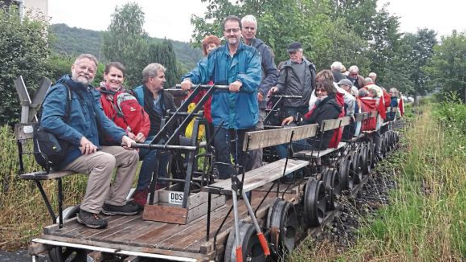 Die Sänger aus Hohenhaslach bei der Draisinenfahrt von Kettenbach nach Oberneisen. Foto: p Die Sänger aus Hohenhaslach bei der Draisinenfahrt von Kettenbach nach Oberneisen. Foto: p