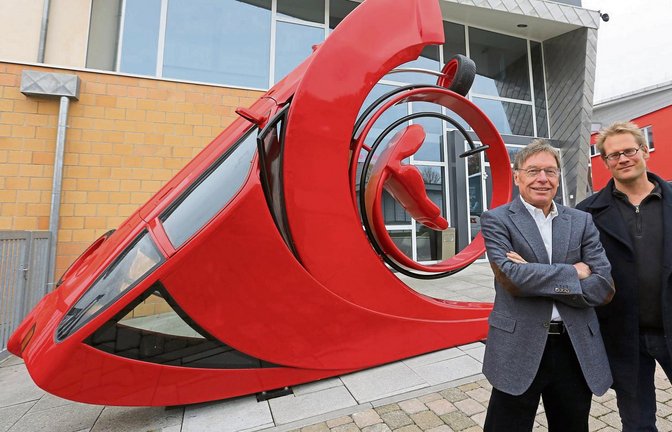 Peter Klein und Stefan Rohrer (von links) stellen die Skulptur vor, die seit wenigen Tagen auf dem Platz vor dem Nussdorfer Museum Kunstwerk als Blickfang dient. Foto: Küppers
