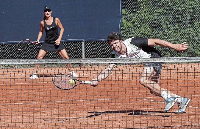 Voller Einsatz bei den Stadtmeisterschaften der Hobbyspieler: Tomas Kerbelis und Christel Schöttle (beide TSV Kleinglattbach) gewinnen den Titel. Foto: Küppers
