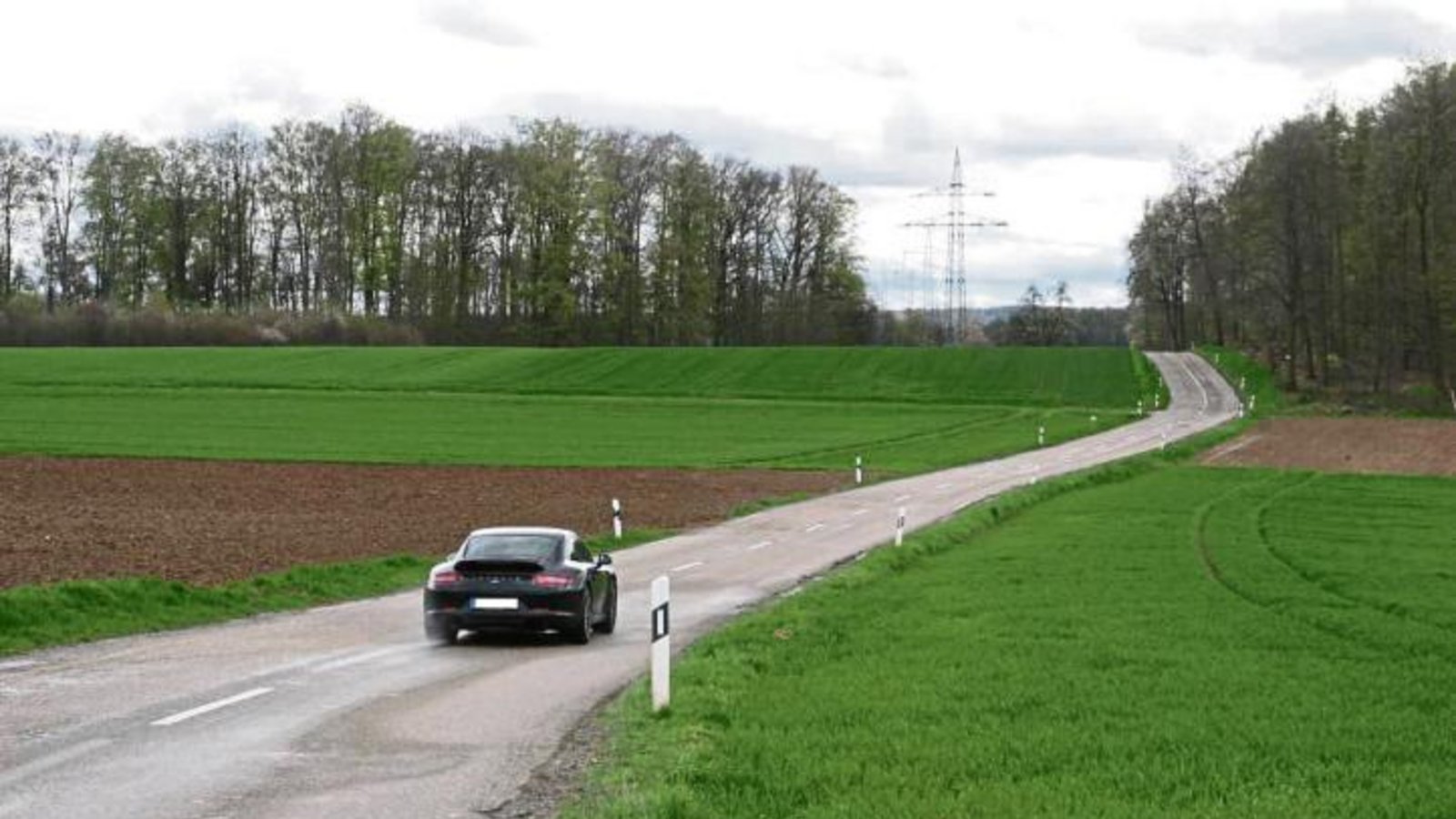 Die Kreisstraße 1653 zwischen Hochdorf und dem Kreisverkehr auf halber Strecke nach Heimerdingen wird in diesem Jahr ausgebaut. Der Kreistag hat seinen Segen gegeben. Foto: Arning