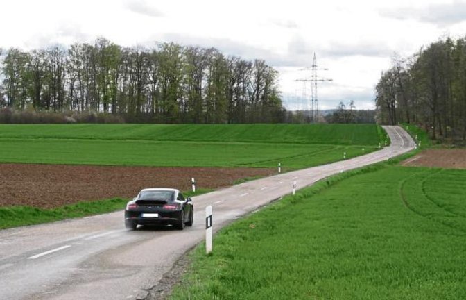 Die Kreisstraße 1653 zwischen Hochdorf und dem Kreisverkehr auf halber Strecke nach Heimerdingen wird in diesem Jahr ausgebaut. Der Kreistag hat seinen Segen gegeben. Foto: Arning