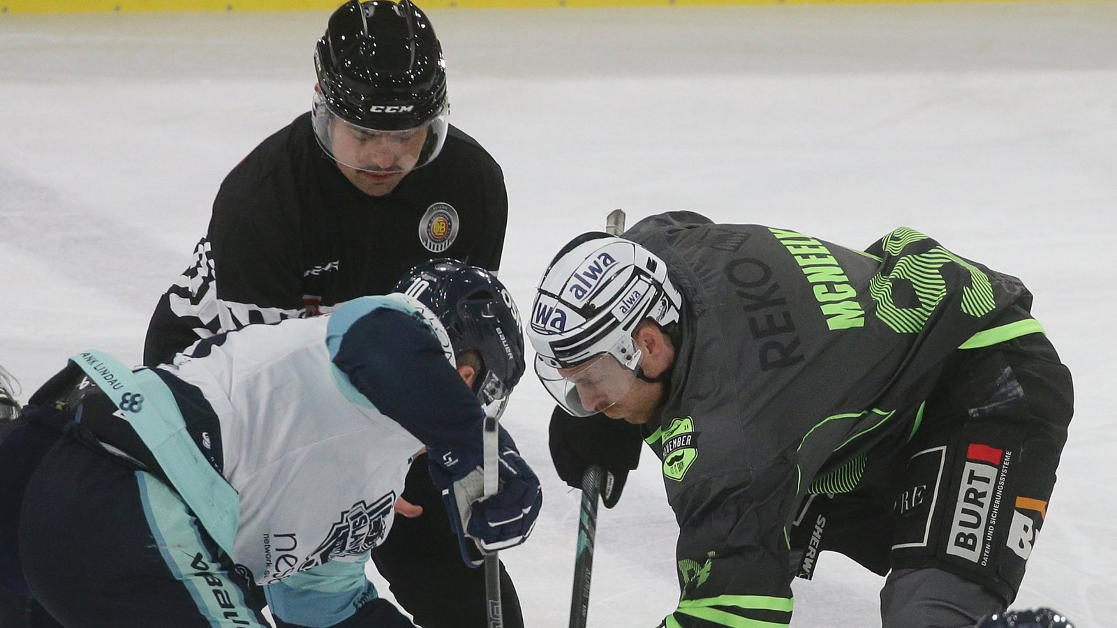 Tyler McNeely (rechts) erzielt gegen Peiting einen Hattrick für die Steelers. Foto: Baumann
