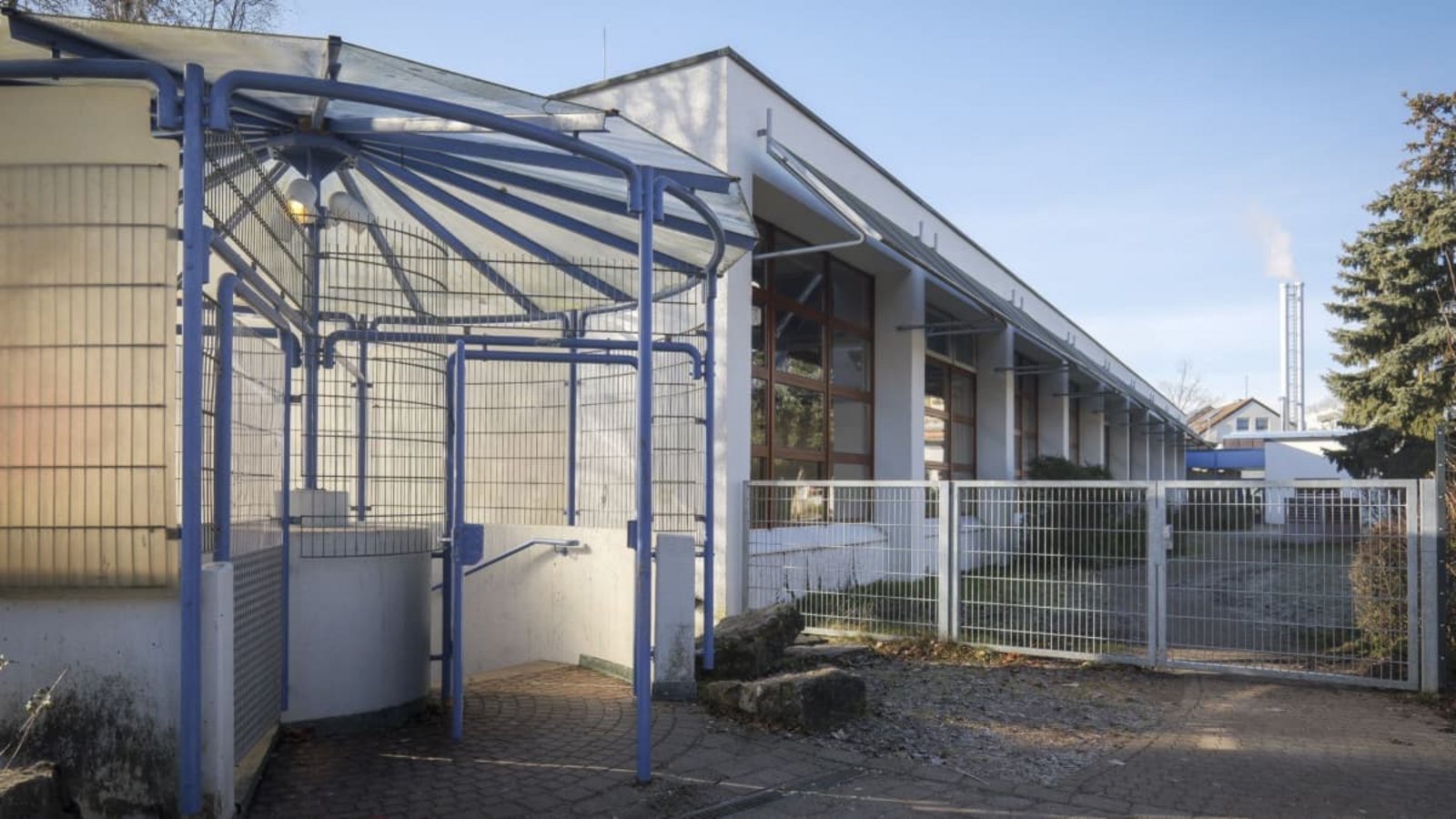 Bald Geschichte: das Eingangs-Rondell der Sporthalle der Ostertag-Realschule. Aber das ist noch längst nicht alles.Simon Granville Bald Geschichte: das Eingangs-Rondell der Sporthalle der Ostertag-Realschule. Aber das ist noch längst nicht alles.Simon Granville