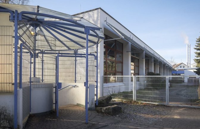 Bald Geschichte: das Eingangs-Rondell der Sporthalle der Ostertag-Realschule. Aber das ist noch längst nicht alles.<span class='image-autor'>Simon Granville</span>