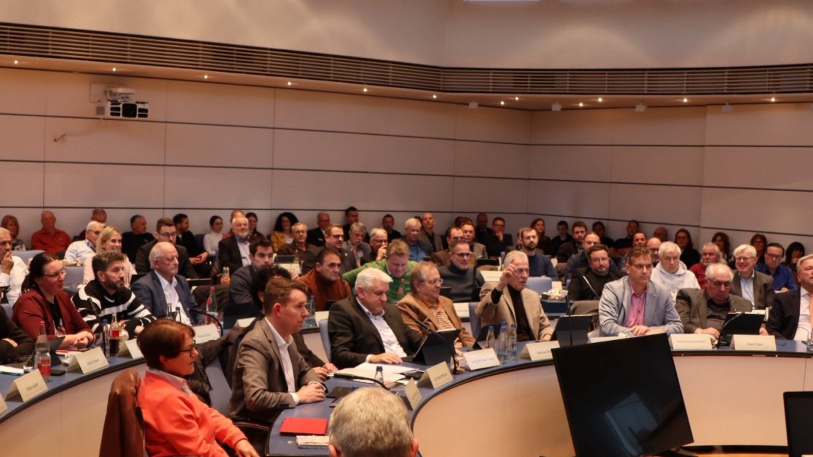 Mit nur einer Ja-Stimme von Jürgen Kurz (Mitte) verabschiedet der Kreistag des Enzkreises den Haushalt für 2026. Alle anderen Mitglieder des Gremiums enthalten sich.  Foto: Enzkreis