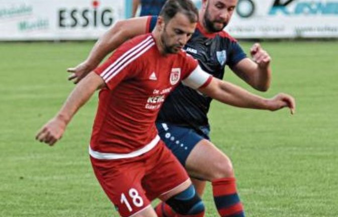 Qendrim Emini (vorne) führt die Torjägerliste in der Kreisliga B 7 mit 25 Treffern an. Schießt der Vaihinger Mittelstürmer den VfB in die Aufstiegsrelegation?  Foto: Nachreiner