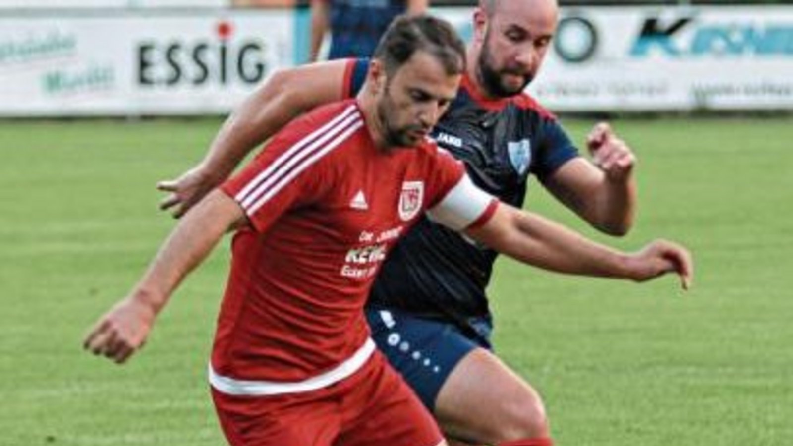 Qendrim Emini (vorne) führt die Torjägerliste in der Kreisliga B 7 mit 25 Treffern an. Schießt der Vaihinger Mittelstürmer den VfB in die Aufstiegsrelegation? Foto: Nachreiner Qendrim Emini (vorne) führt die Torjägerliste in der Kreisliga B 7 mit 25 Treffern an. Schießt der Vaihinger Mittelstürmer den VfB in die Aufstiegsrelegation? Foto: Nachreiner