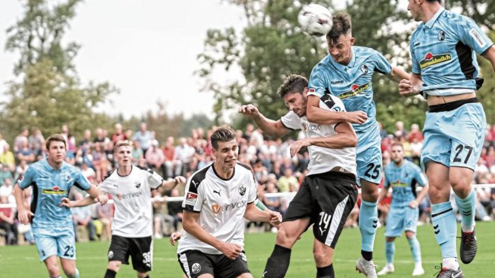 Freiburgs Robin Koch überspringt Sandhausens Tim Kister. Das Einweihungsspiel für den neuen Löchgauer Rasen zwischen dem Erst- und dem Zweitligisten war abwechslungsreich. Foto: Simecek Freiburgs Robin Koch überspringt Sandhausens Tim Kister. Das Einweihungsspiel für den neuen Löchgauer Rasen zwischen dem Erst- und dem Zweitligisten war abwechslungsreich. Foto: Simecek
