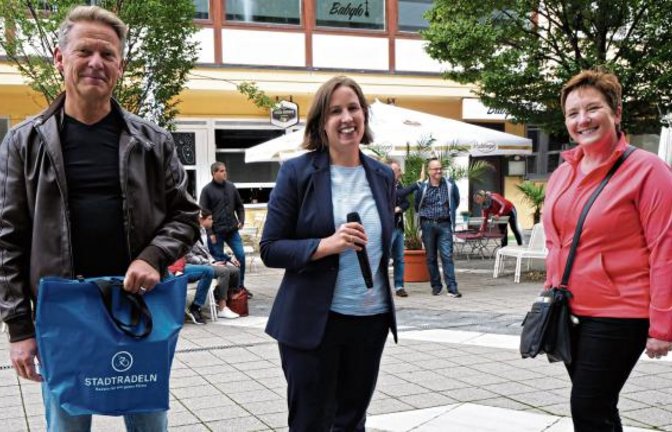Klaus Heyer aus Niefern-Öschelbronn hat die meisten Kilometer im Enzkreis geschafft. Dazu gratulierten ihm Hilde Neidhardt (Mitte) und Koordinatorin Silke Engelsberger.  Foto: Friedrich