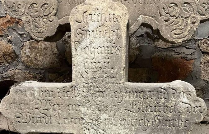 Grabstein bei der Peterskirche. <span class='image-autor'>Foto: pv</span>