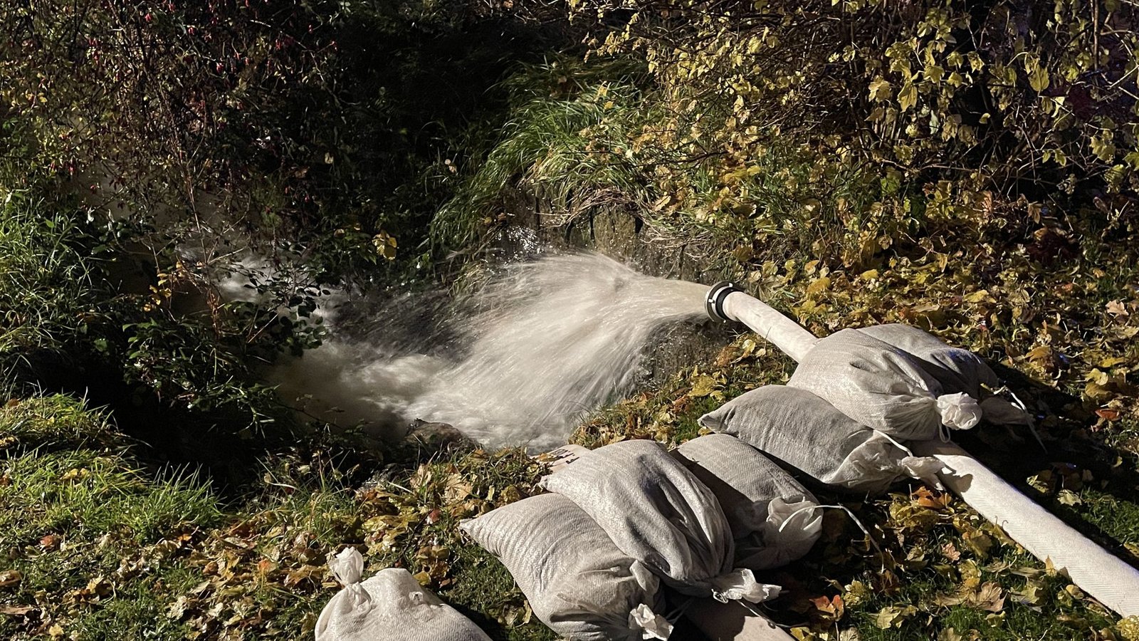 Das Wasser wurde in einen Bach abgeleitet.Foto: Kreisfeuerwehrverband Bodenseekreis e. V.