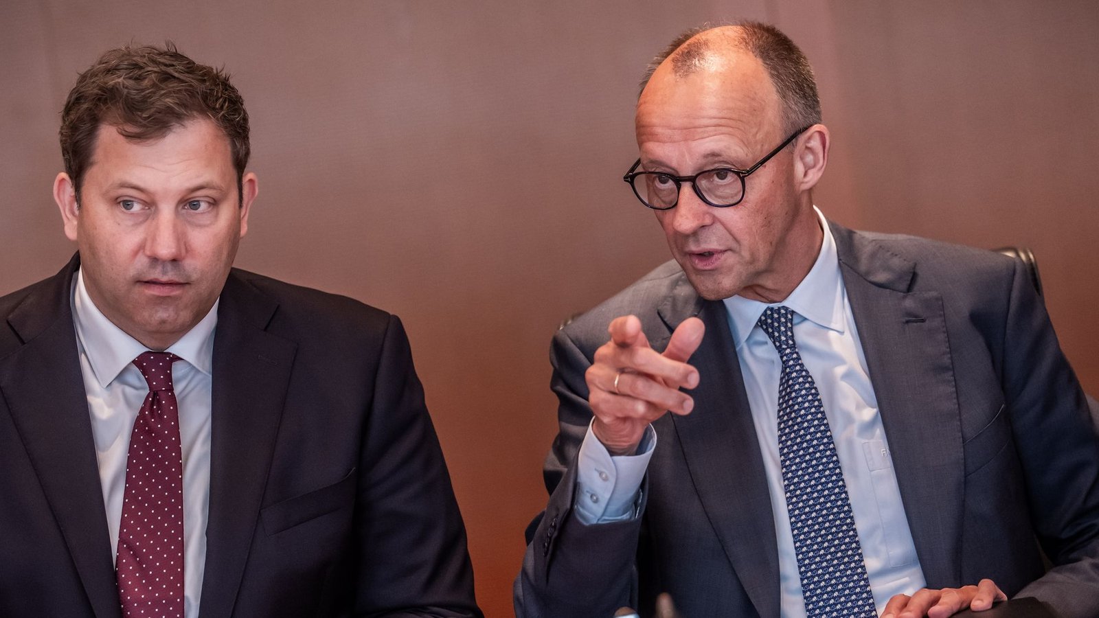 Bundeskanzler Friedrich Merz und Vizekanzler Lars Klingbeil wollen ein Reformpaket schnüren. (Archivfoto)Foto: Michael Kappeler/dpa Bundeskanzler Friedrich Merz und Vizekanzler Lars Klingbeil wollen ein Reformpaket schnüren. (Archivfoto)Foto: Michael Kappeler/dpa