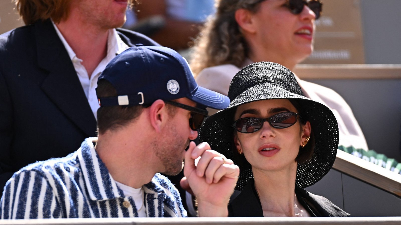 Lily Collins und ihr Ehemann Charlie McDowell verfolgen das French-Open-Finale von der Tribüne des Court Philippe-Chatrier aus.Foto: IMAGO / ABACAPRESS Lily Collins und ihr Ehemann Charlie McDowell verfolgen das French-Open-Finale von der Tribüne des Court Philippe-Chatrier aus.Foto: IMAGO / ABACAPRESS