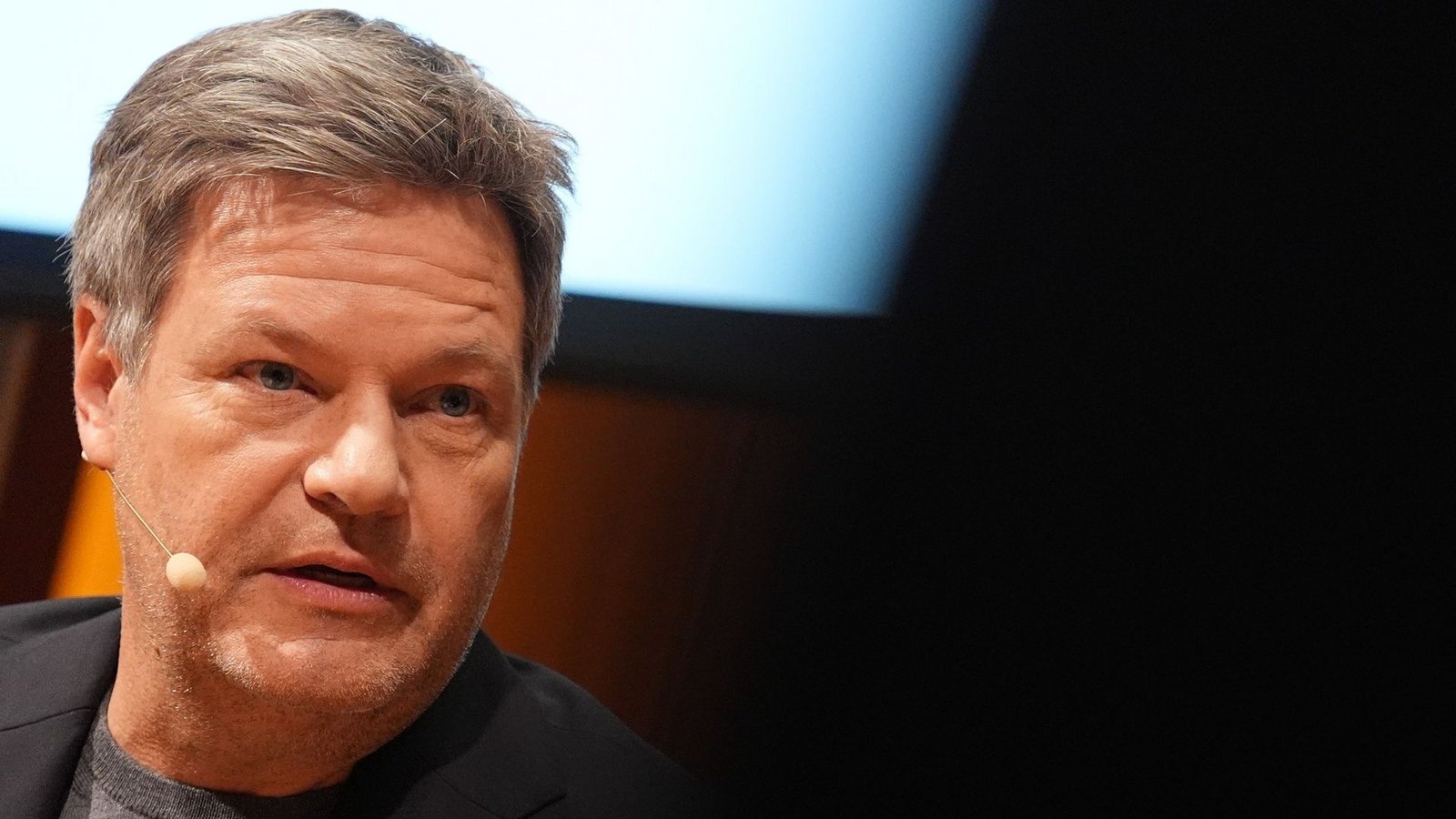 Er ist mit seinem Vorschlag zur Sozialversicherung unter Druck geraten: Robert HabeckFoto: dpa/Marcus Brandt Er ist mit seinem Vorschlag zur Sozialversicherung unter Druck geraten: Robert HabeckFoto: dpa/Marcus Brandt