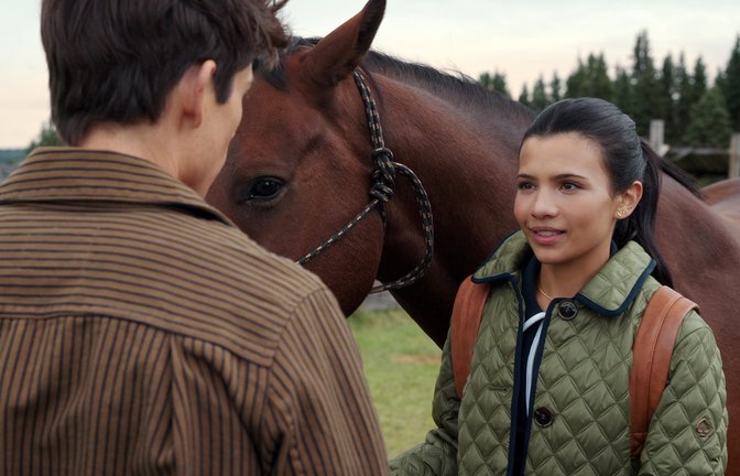 Ashby Gentry als Alex und Nikki Rodriguez als Jackie.<span class='image-autor'>Foto: COURTESY OF NETFLIX</span>