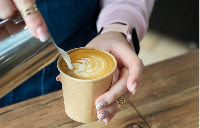 Für Hafermilch werden 19 Prozent Mehrwertsteuer fällig, für Kuhmilch nur sieben.  (Symbolbild)<span class='image-autor'>Foto: IMAGO/Panthermedia/sfinks via imago-images.de</span>