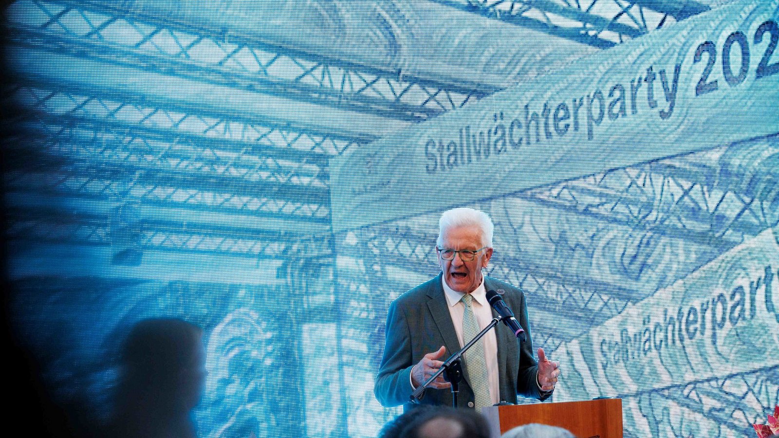 Ministerpräsident Winfried Kretschmann (Grüne) begrüßte die Gäste auf der Stallwächterparty.Foto: dpa/Carsten Koall Ministerpräsident Winfried Kretschmann (Grüne) begrüßte die Gäste auf der Stallwächterparty.Foto: dpa/Carsten Koall