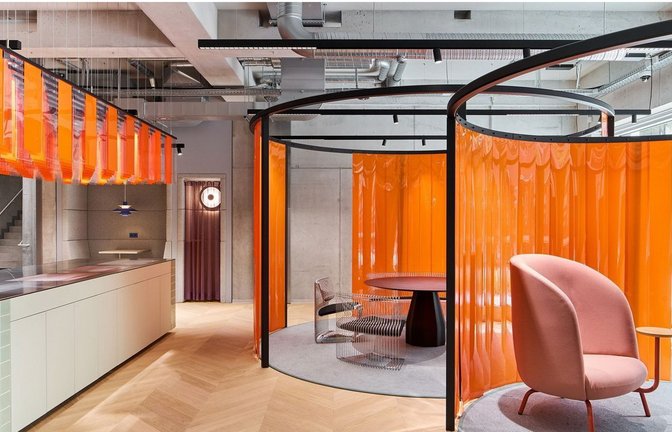 Scope Architekten aus Stuttgart haben für den Digital-Campus eines Softwareunternehmens in Berlin eine innovative Fläche geschaffen, die modernes Design mit vielseitiger Nutzbarkeit vereint.<span class='image-autor'>Foto: Philip Kottlorz</span>