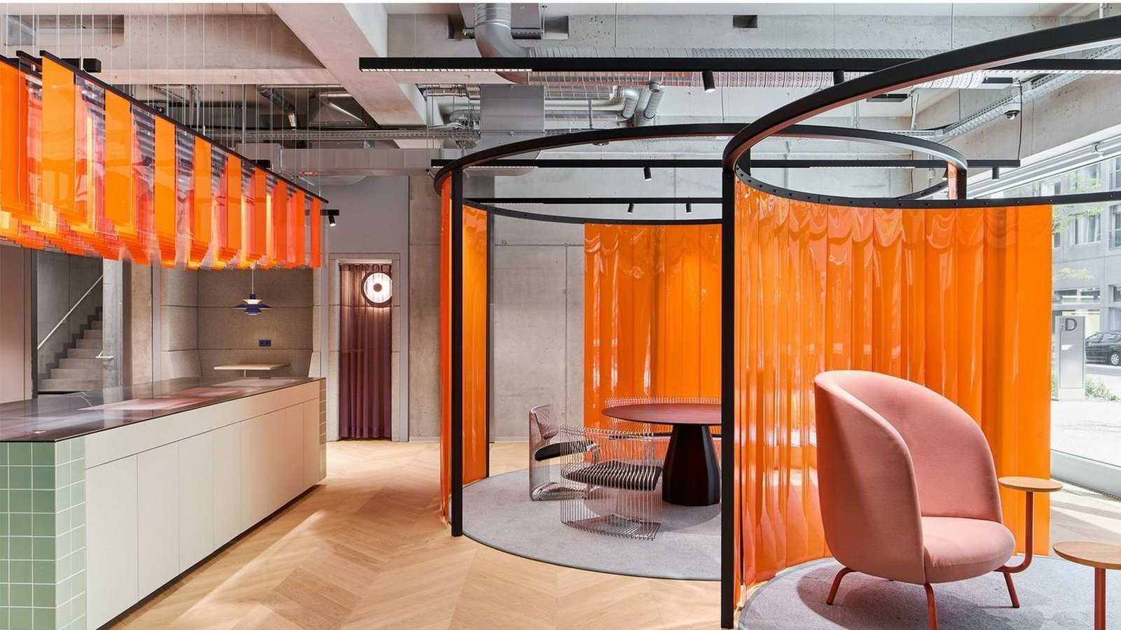 Scope Architekten aus Stuttgart haben für den Digital-Campus eines Softwareunternehmens in Berlin eine innovative Fläche geschaffen, die modernes Design mit vielseitiger Nutzbarkeit vereint.Foto: Philip Kottlorz